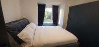 Contemporary Dublin Suite with Hot Tubにあるベッド