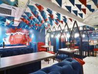 una habitación con mesas y sillas y una pared con banderas en MORITZ INN BSD TANGERANG, en Tangerang