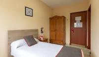 Łóżko lub łóżka w pokoju w obiekcie HOSTAL-RESTAURANTE EL PAISANO