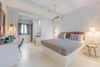 Posteľ alebo postele v izbe v ubytovaní Paros Cape Suites