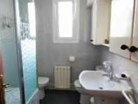 Koupelna v ubytování Villa de una planta con piscina, ideal familias
