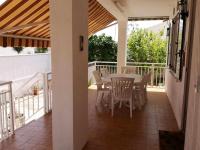 Balkón nebo terasa v ubytování Villa de una planta con piscina, ideal familias