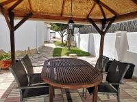 Patio nebo venkovní prostory v ubytování Villa de una planta con piscina, ideal familias