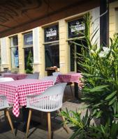 een tafel met een rood en wit geruit tafelkleed bij Volenter Lux Apartment Zero in Baja