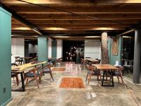 um restaurante com mesas e cadeiras de madeira em uma sala em PINE TREE Mazamitla Hotel Boutique & Cabañas em Mazamitla