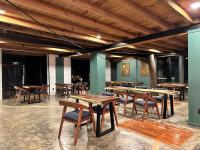 uma sala de jantar com mesas e cadeiras de madeira em PINE TREE Mazamitla Hotel Boutique & Cabañas em Mazamitla