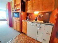 Kuchyňa alebo kuchynka v ubytovaní Studio Cabine cosy pour 6 pers. avec TV, kitchenette équipée et casier à ski à Piau-Engaly - FR-1-457-319