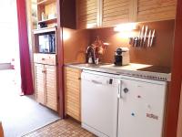 Kuchyňa alebo kuchynka v ubytovaní Studio Cabine cosy pour 6 pers. avec TV, kitchenette équipée et casier à ski à Piau-Engaly - FR-1-457-319