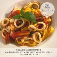 a plate of pasta with peppers and onion rings at Relais Totì BeB bed e breakfast in Mogliano Veneto