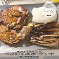 a box of food with meat and a sandwich at Relais Totì BeB bed e breakfast in Mogliano Veneto