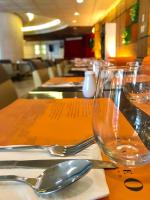 Restaurace v ubytování Rajah Park Hotel by Hiverooms