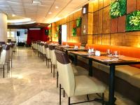 Restaurace v ubytování Rajah Park Hotel by Hiverooms