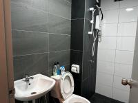 حمام في Traders Garden , cheras Trader square 3 bedroom Balakong serdang
