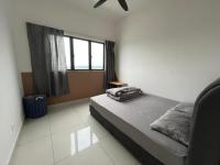 سرير أو أسرّة في غرفة في Traders Garden , cheras Trader square 3 bedroom Balakong serdang