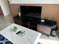 تلفاز و/أو أجهزة ترفيهية في Traders Garden , cheras Trader square 3 bedroom Balakong serdang