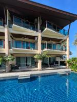 Bazén v ubytování LANTA PURA beach resort-SHA extra plus nebo v jeho okolí