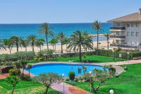 Bazén v ubytovaní LITORAL COSTA DORADA - GOLF SANT JORDI bajo alebo v jeho blízkosti