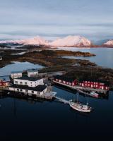 Una vista aérea de un puerto con un barco en el agua. en Solsiden Brygge Rorbuer, en Ballstad