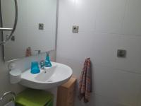 A bathroom at Deltebre Riu