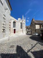 a church with a cobblestone street in front of a building at Appt cosy coeur historique+park, 5mn gare Vernon in Vernon