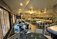 En restaurant eller et andet spisested på Green Pastures - A Hill Country Resort