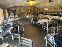 En restaurant eller et andet spisested på Green Pastures - A Hill Country Resort