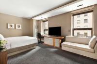 Hyatt Grand Central New Yorkにあるテレビまたはエンターテインメントセンター