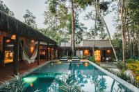 una villa con piscina frente a una casa en CASA SUKHA Hotel, en Trancoso