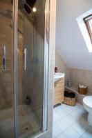a bathroom with a shower and a toilet and a sink at Appt cosy coeur historique+park, 5mn gare Vernon in Vernon