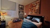 Een bed of bedden in een kamer bij The Iflissen Nest - Luxury Appartment