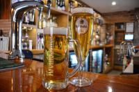 Ein paar Gläser Bier stehen auf einer Bar. in der Unterkunft Palmer's Ale House in Long Sutton