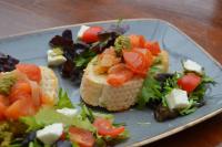 einen Teller mit einem Salat und einem Sandwich in der Unterkunft Palmer's Ale House in Long Sutton