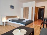 Postel nebo postele na pokoji v ubytování Studios and Apartments - Semiramida Gardens