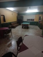 un soggiorno con un tavolo da biliardo e un divano di Hotel 2 de mayo 2 a Xinzo de Limia