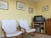 Televízia a/alebo spoločenská miestnosť v ubytovaní Appartement 2 pièces avec terrasse et parking, proche mer - FR-1-225C-111