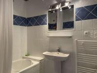 Kúpeľňa v ubytovaní Appartement 2 pièces avec terrasse et parking, proche mer - FR-1-225C-111