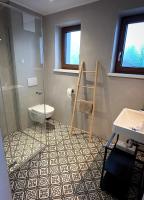 y baño con ducha, aseo y lavamanos. en Hotel Der Drahtesel, en Bramberg am Wildkogel