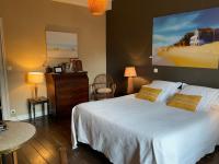 Ainsi de Suites - Chambres &amp; table d&#39;h&ocirc;tes - Spa &amp; massages&#x623F;&#x9593;&#x7684;&#x5E8A;