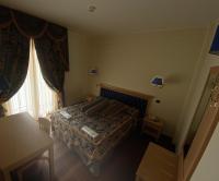 Łóżko lub łóżka w pokoju w obiekcie HOTEL CONCORDE