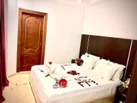 Un dormitorio con una cama con flores. en HOTEL BEAUTIFUL, en Nador
