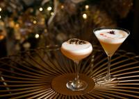 Dois cocktails em cima de uma mesa em Keenans Boutique Hotel em Termonbarry