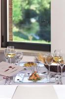 una mesa con copas de vino y un plato de comida en Relais Villa D'Assio, en Labro