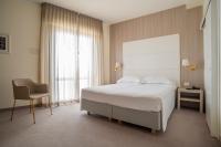 A bed or beds in a room at Hotel Atlantico