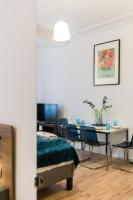 Telewizja i/lub zestaw kina domowego w obiekcie Kwiatowa Apartments Poznań City Center by Noclegi Renters