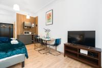 Telewizja i/lub zestaw kina domowego w obiekcie Kwiatowa Apartments Poznań City Center by Noclegi Renters