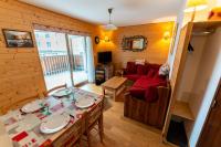 Telewizja i/lub zestaw kina domowego w obiekcie Warm 29m with balcony and lake view