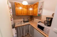 Kuchnia lub aneks kuchenny w obiekcie Warm 29m with balcony and lake view