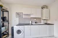 a kitchen with a washing machine and a sink at Studio cosy idéal pour 2 personnes situé à Lyon in Lyon