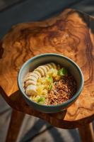 uma tigela de comida numa mesa de madeira em Our Habitas Bacalar - Adults Only em Bacalar