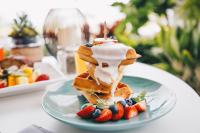 瓦克拉威可洛亚海滩万豪Spa度假酒店的配草莓和奶油的华夫饼